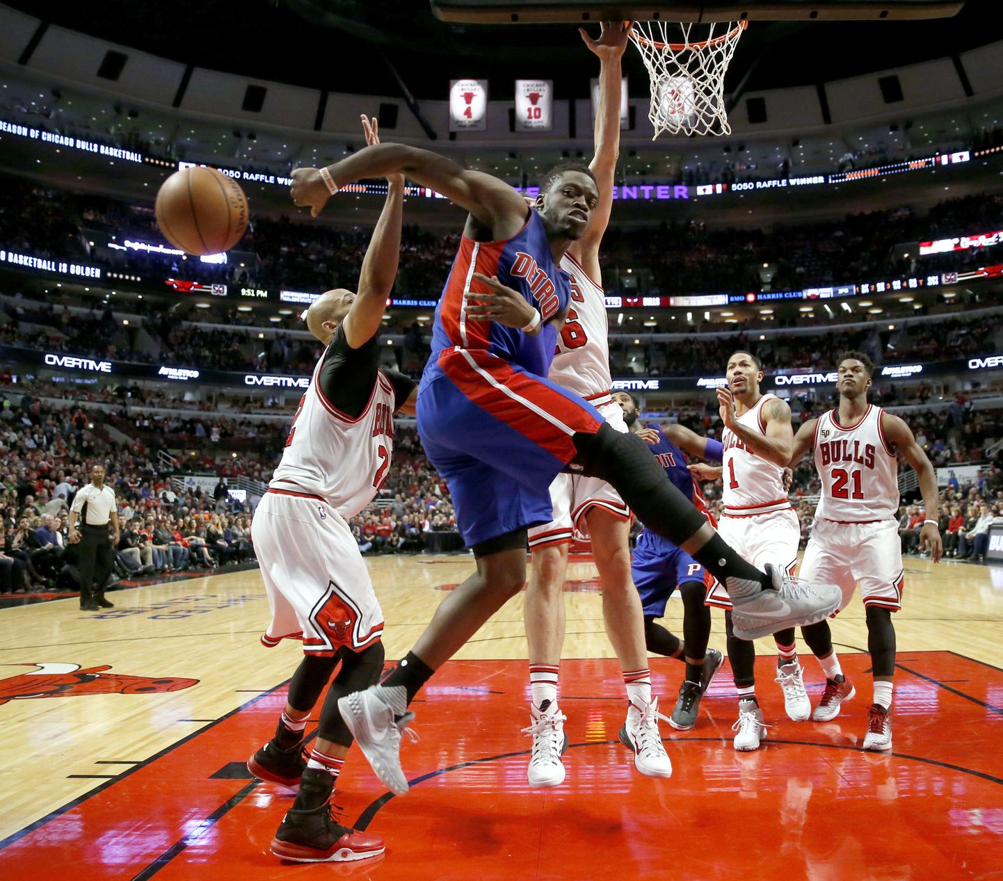 Reggie Jackson (esiplaanil) aitas Detroit Pistonsi ülipikaks veninud mängus Chicago Bullsi vastu võidule.