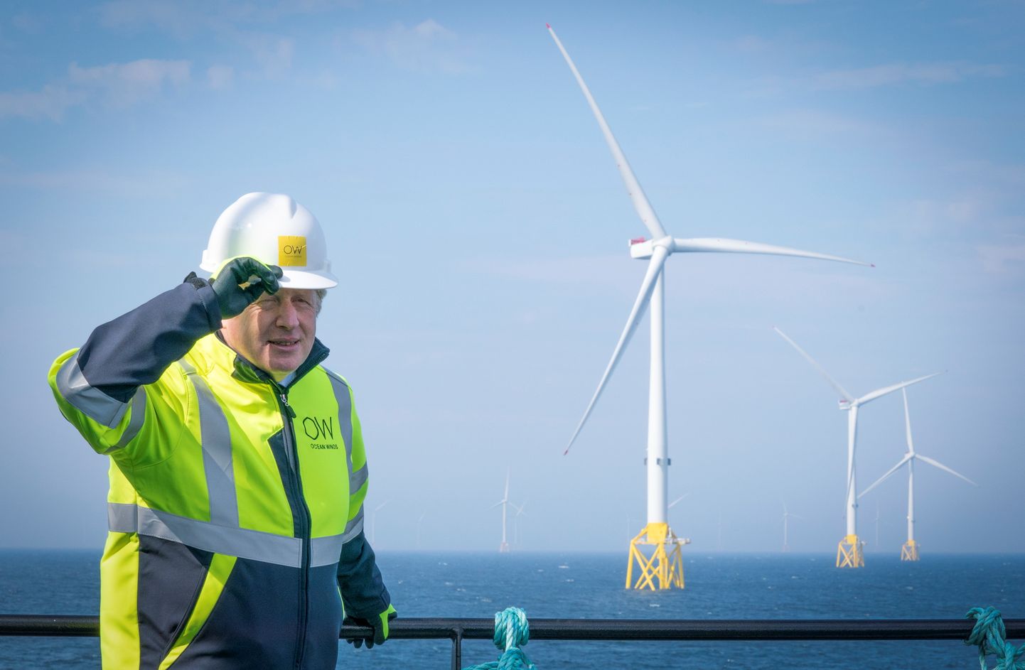 Ühendkuningriigi peaminister Boris Johnson Taani tuuleparke teenindava töölaeva Esvagt Alba pardal külastamas Moray Offshore Windfarm East tuuleparki Šotimaa Aberdeenshire ranniku lähedal. Tuulepargi eelistamine on põhjustanud Šotimaal palju pahameelt, kuna vähendab sealsete kivisöe- ja naftaettevõtete tulusid ning seab ohtu nende töötajate töökohad. Jane Barlow/Pool via REUTERS