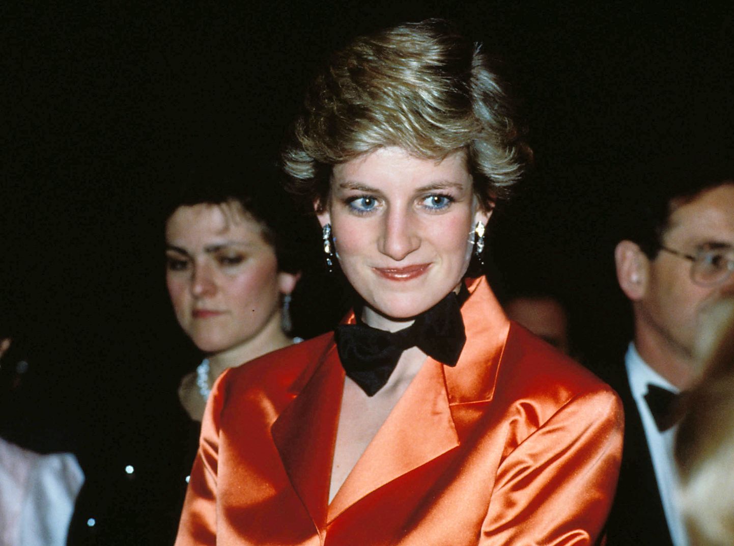 Printsess Diana 2. veebruaril 1987, hästi on näha tema signatuuriks saanud sinine silmapliiats, millest ta hiljem loobus.