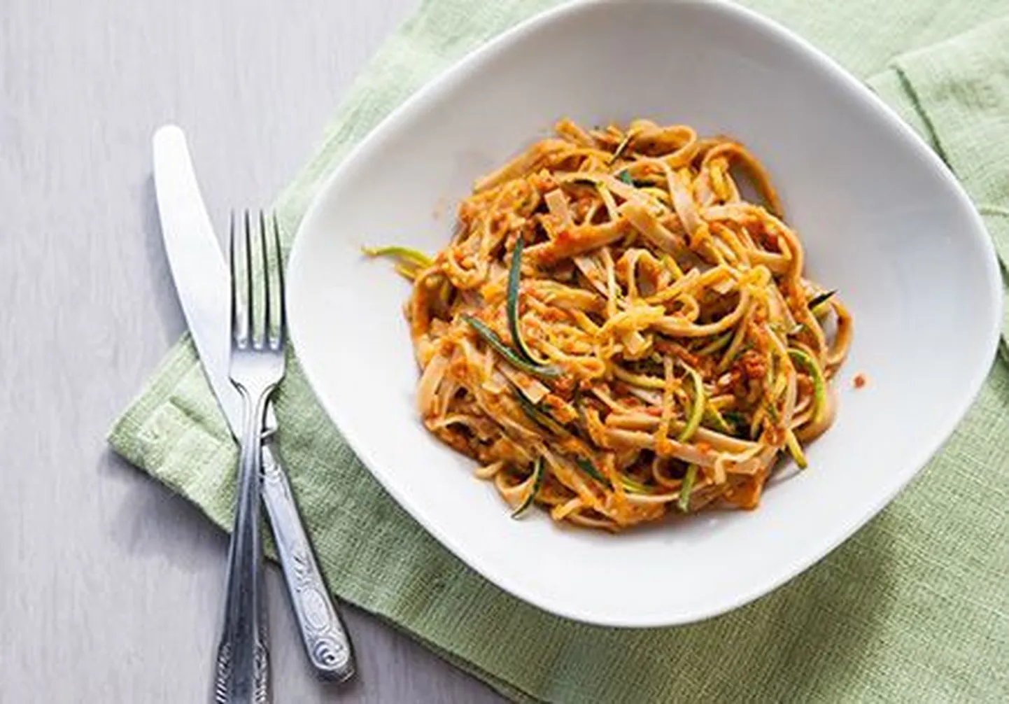 Täisterapasta suvikõrvitsanuudlite ja tomatikastmega