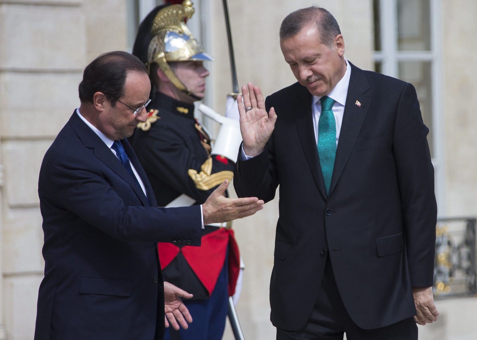Prantsuse president François Hollande valmistumas kätlemiseks Türgi ametivenna Recep Tayyip Erdoğaniga.
