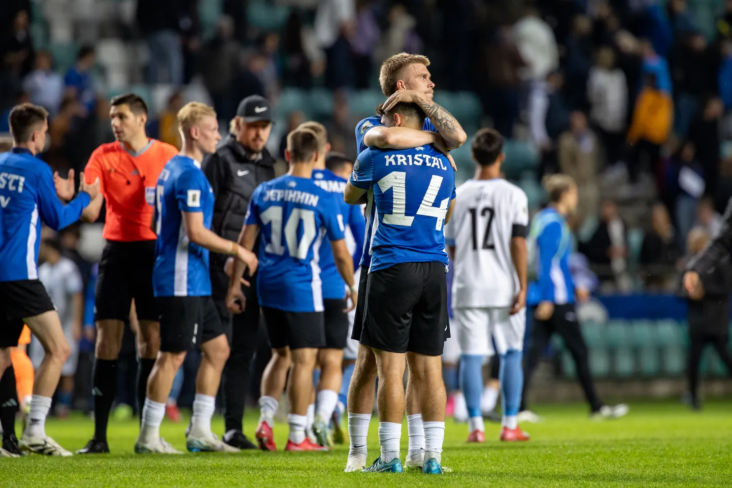 17-aastane poolkaitsja Patrik Kristal on Eesti koondise pesamuna. Lõpuvile järel lohutasid vanemad kolleegid löödud kaaslast.