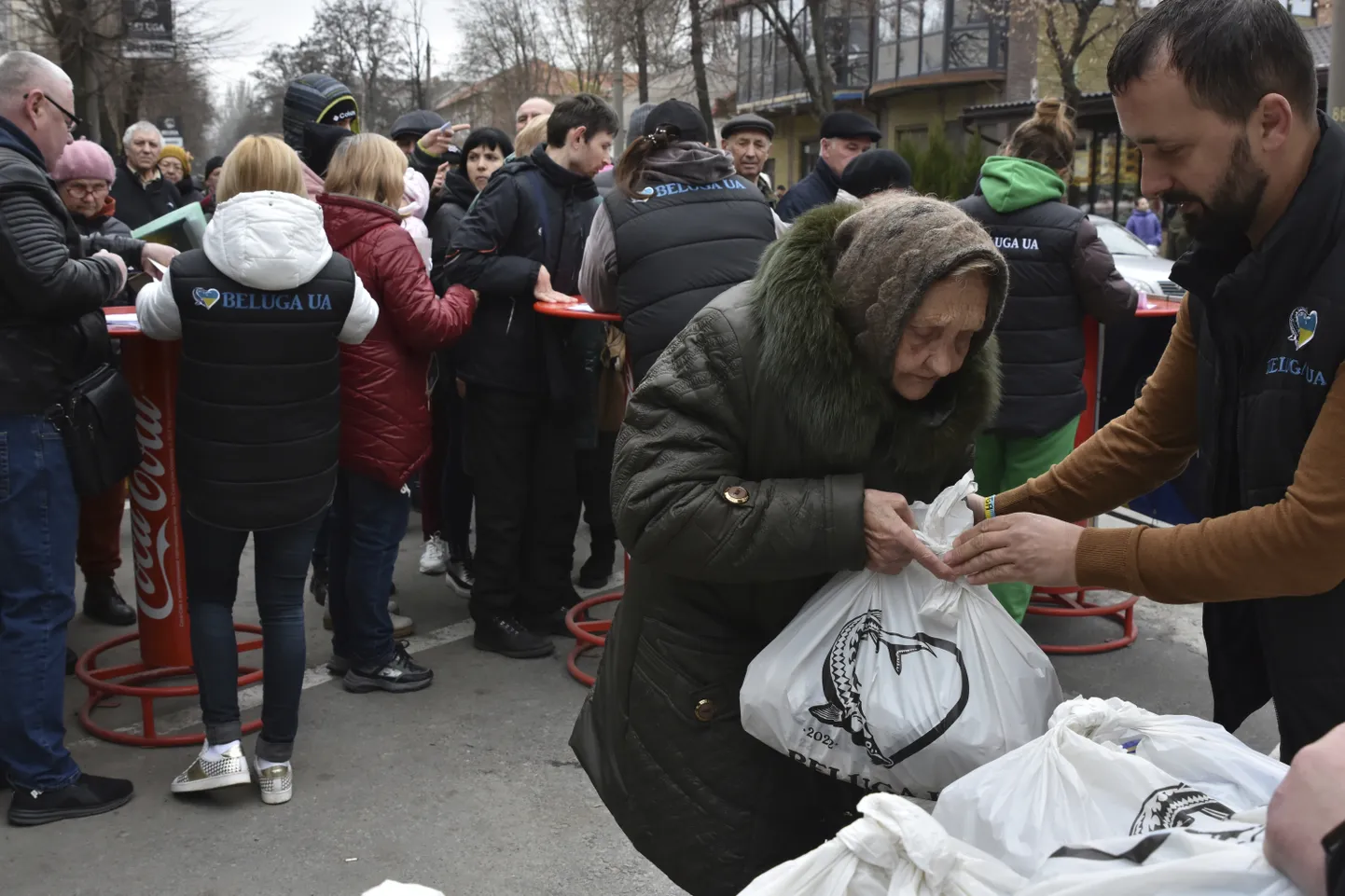 Inimesed saamas humanitaarabi Zaporižžjas. Foto on illustratiivne.