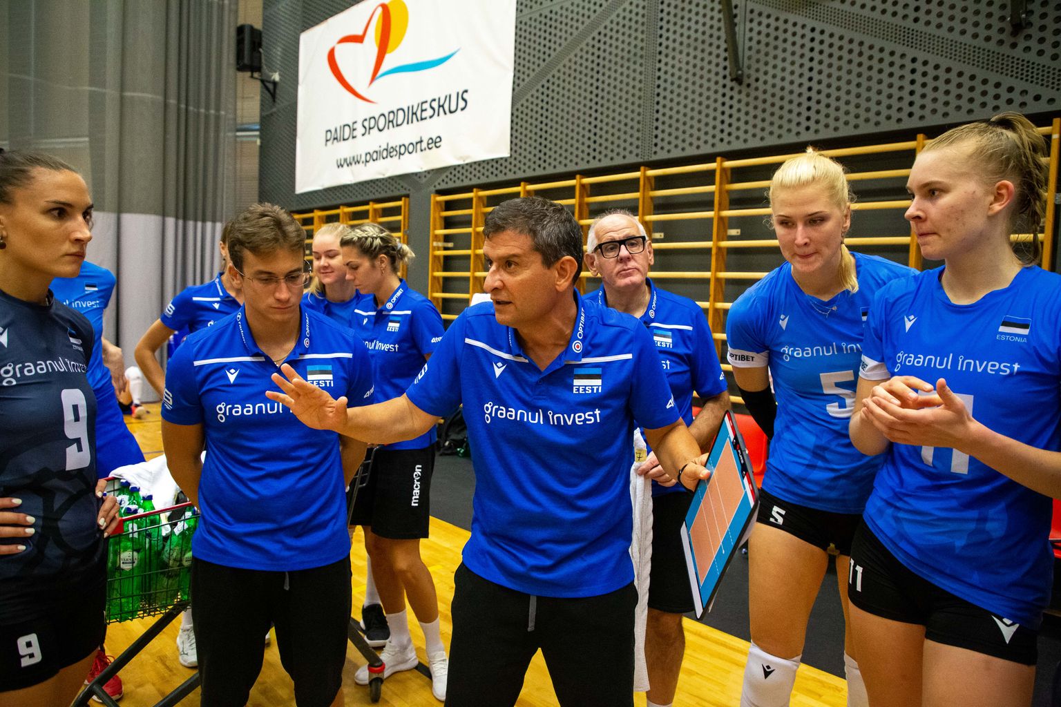 Eesti võrkpalli rahvusnaiskond eesotsas peatreener Lorenzo Micelliga (keskel).