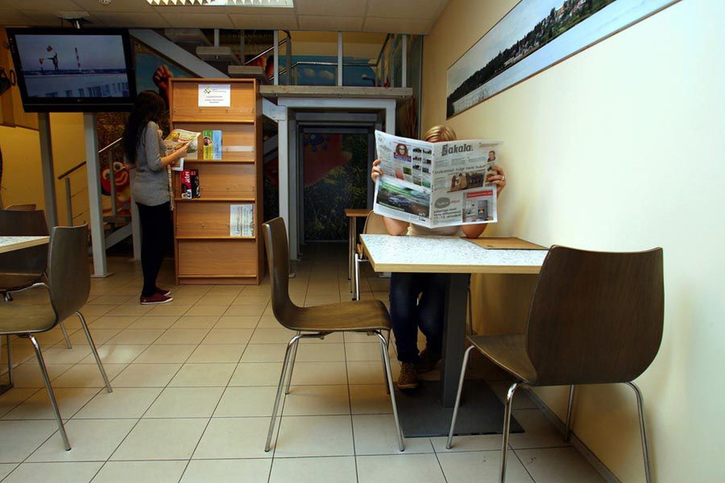 Eile pandi Männimäe lugemissaalis kohale lauad ja toolid ning täna hommikul viiakse sinna hulk ajalehti ja ajakirju.