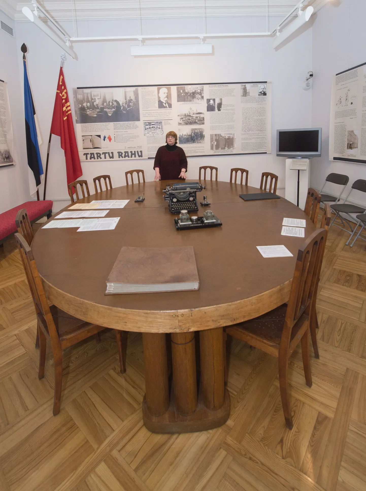 Tartu linnamuuseumi ekspositsiooniosakonna juhataja Silja Paris seisab Tartu rahu toas. Tartu rahu sajandaks aastapäevaks loodab muuseum valmis saada uue püsinäituse.