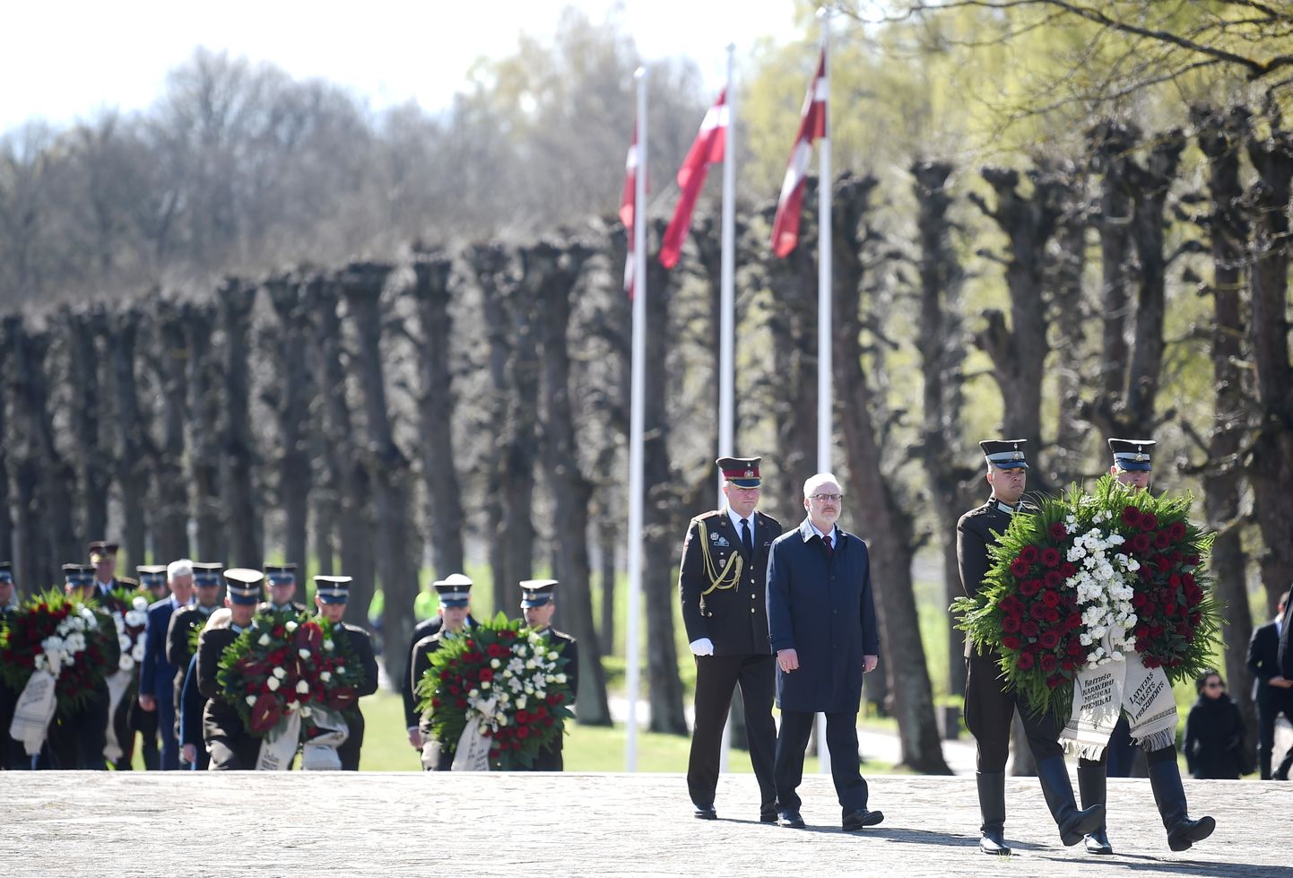Политики возложили венки на Рижском братском кладбище в память о жертвах Второй мировой войны