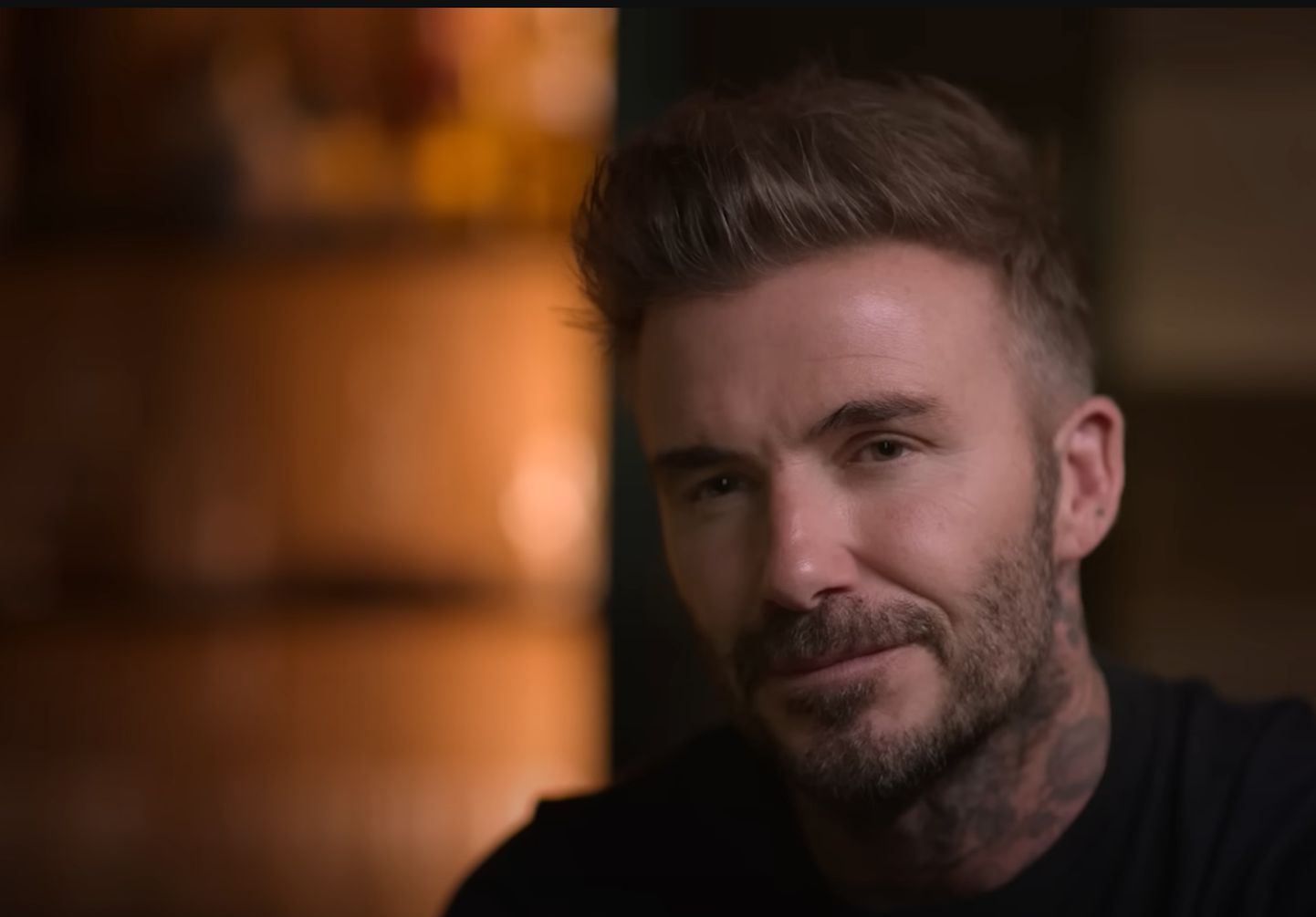 Tätoveeritud hurmur soojas pehemes valguses: David Beckham telesarjas «Beckham».