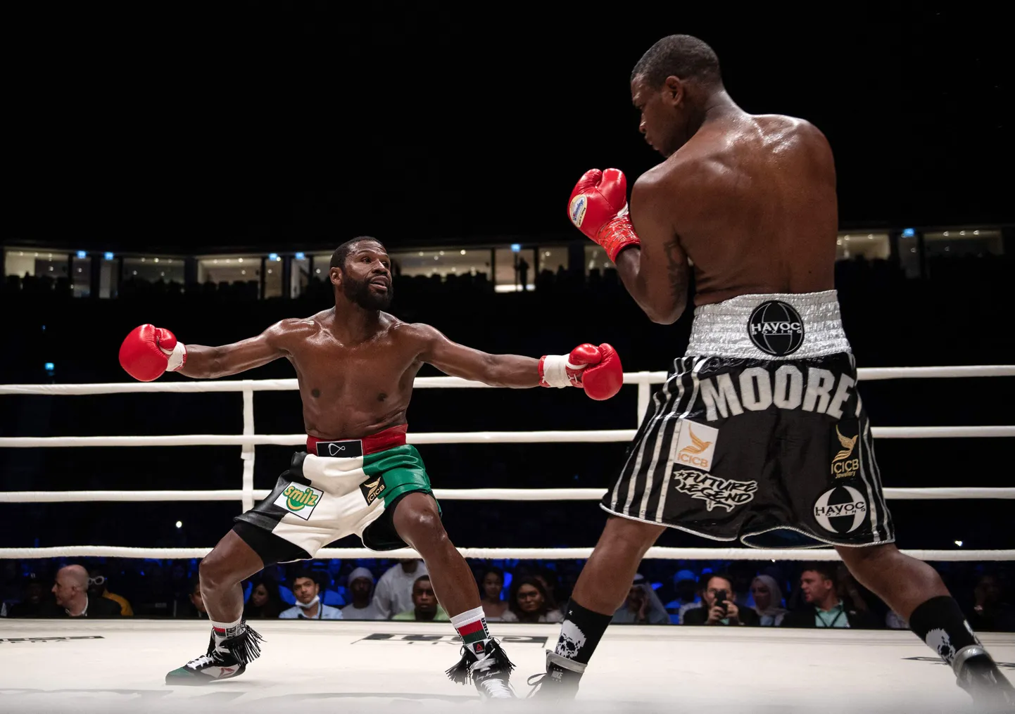 Floyd Mayweather (vasakul) oli vastasest Don Moore'ist selgelt parem.
