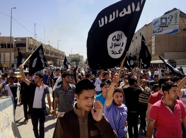 Niinimetatud Islamiriigi toetajad möödunud aasta juunis Mosuli tänavail. Foto: AFP/Scanpix