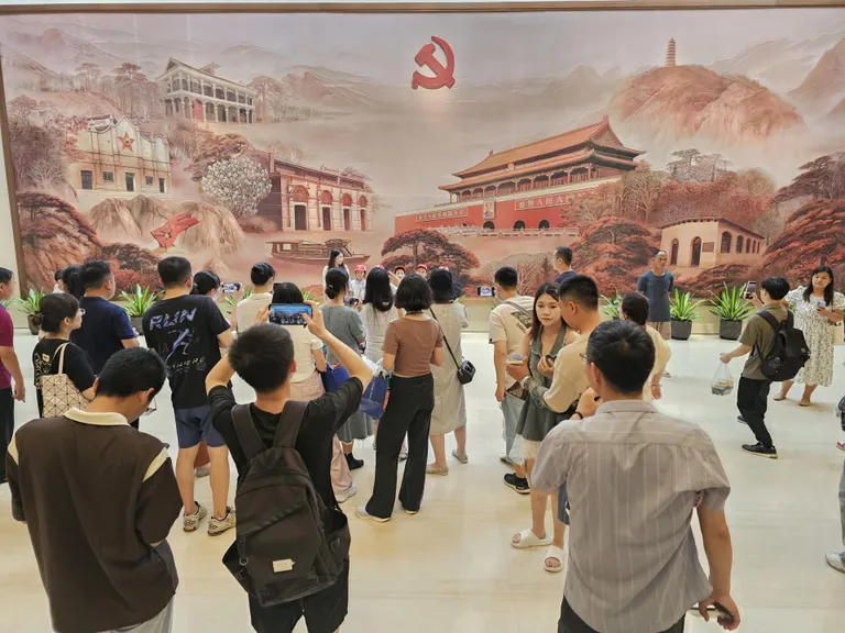Külalised Shanghais Hiina Kommunistliku Partei muuseumis, mis paikneb kunagises Prantsuse kvartalis hoones, kus organisatsioon 1921. aastal asutati.