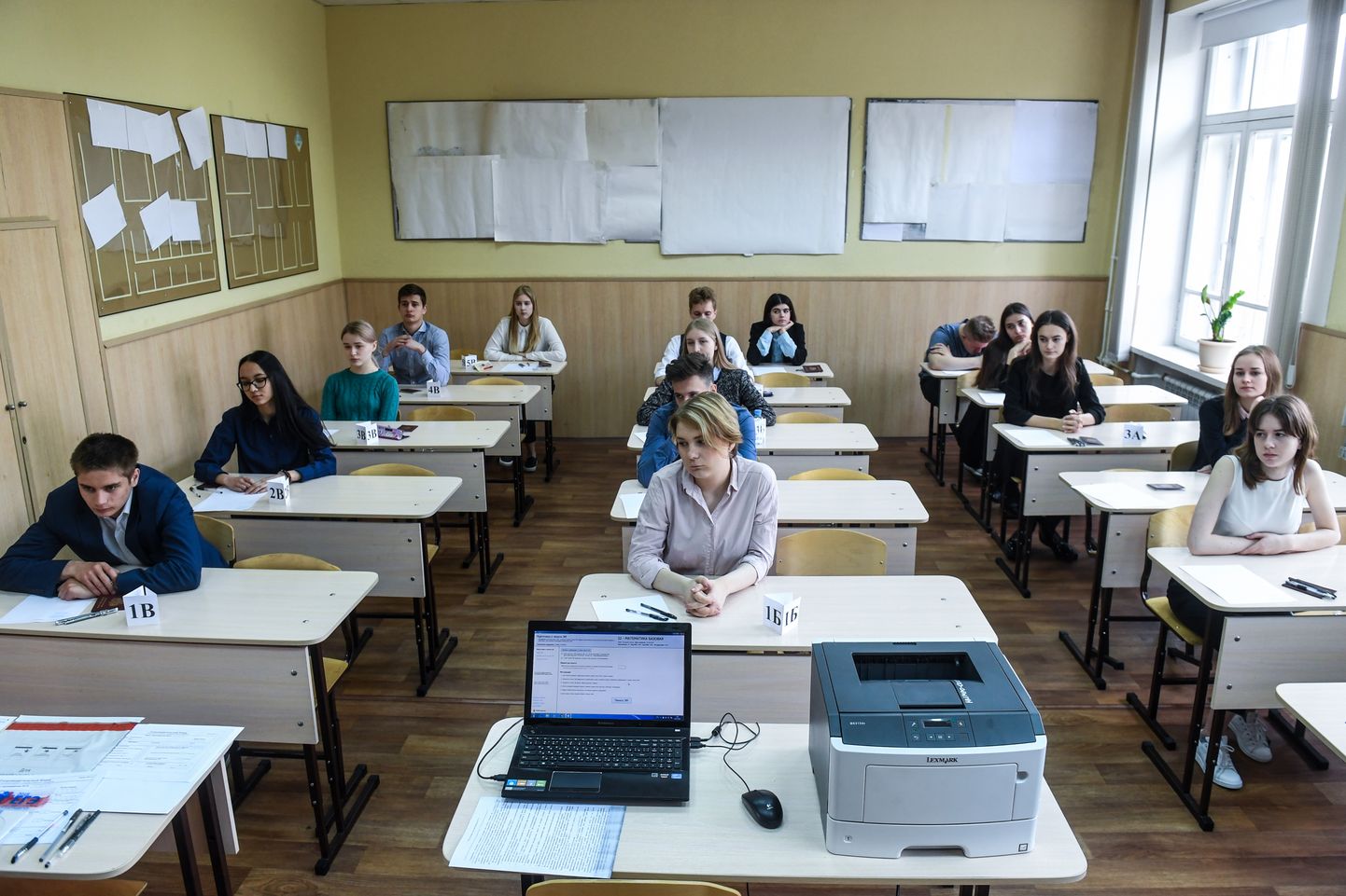 Vene kooliõpilased eksamil.