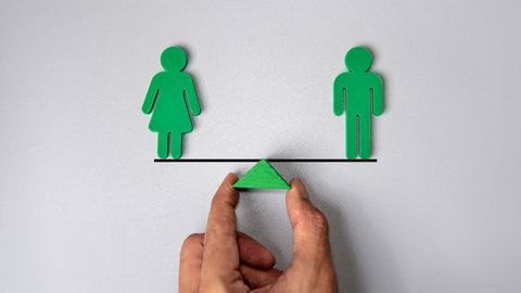 ИНФОГРАФИКА ⟩ Женщины в Латвии по-прежнему зарабатывают меньше мужчин