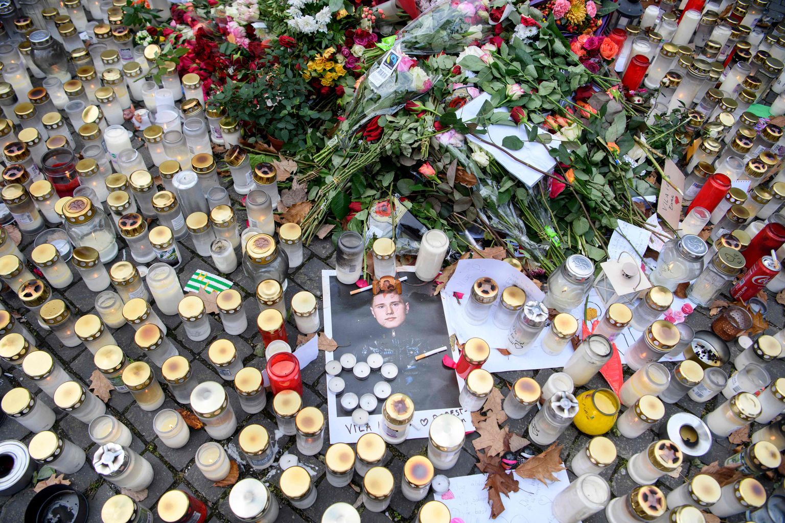 Rootsis Stockholmis Hammarby Sjöstadis lasti 21. oktoobril maha räppar Einar. Rootsi kultuuriminister Jeanette Gustafsdotter andis käsu uurida, kas gängstaräpi ja kuritegevuse vahel on seos. Pildil on inimeste toodud küünlad ja lilled paigas, kus Einar elu kaotas