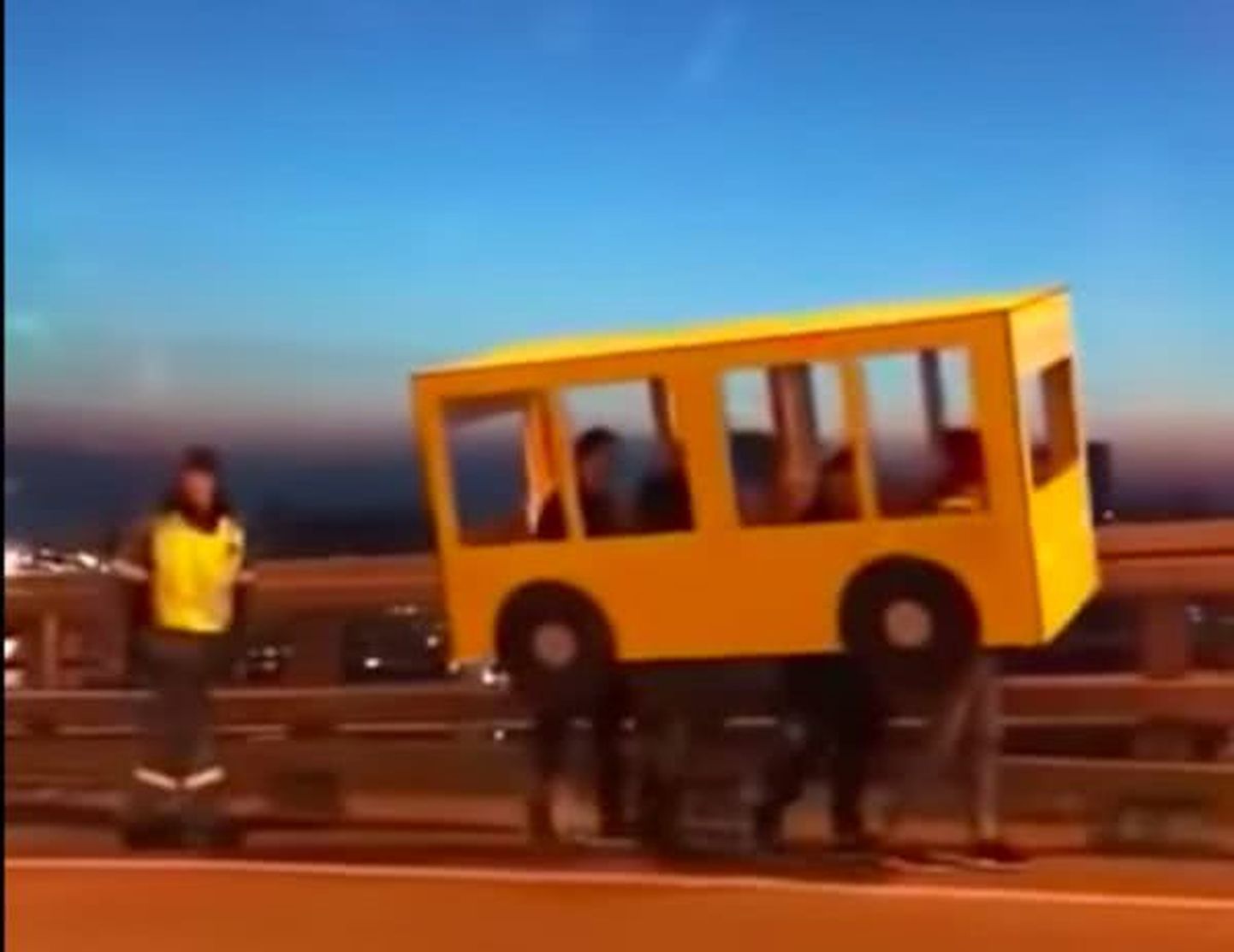 Venelased üritasid Vladivostokis papist bussiga sõidukitesilda ületada