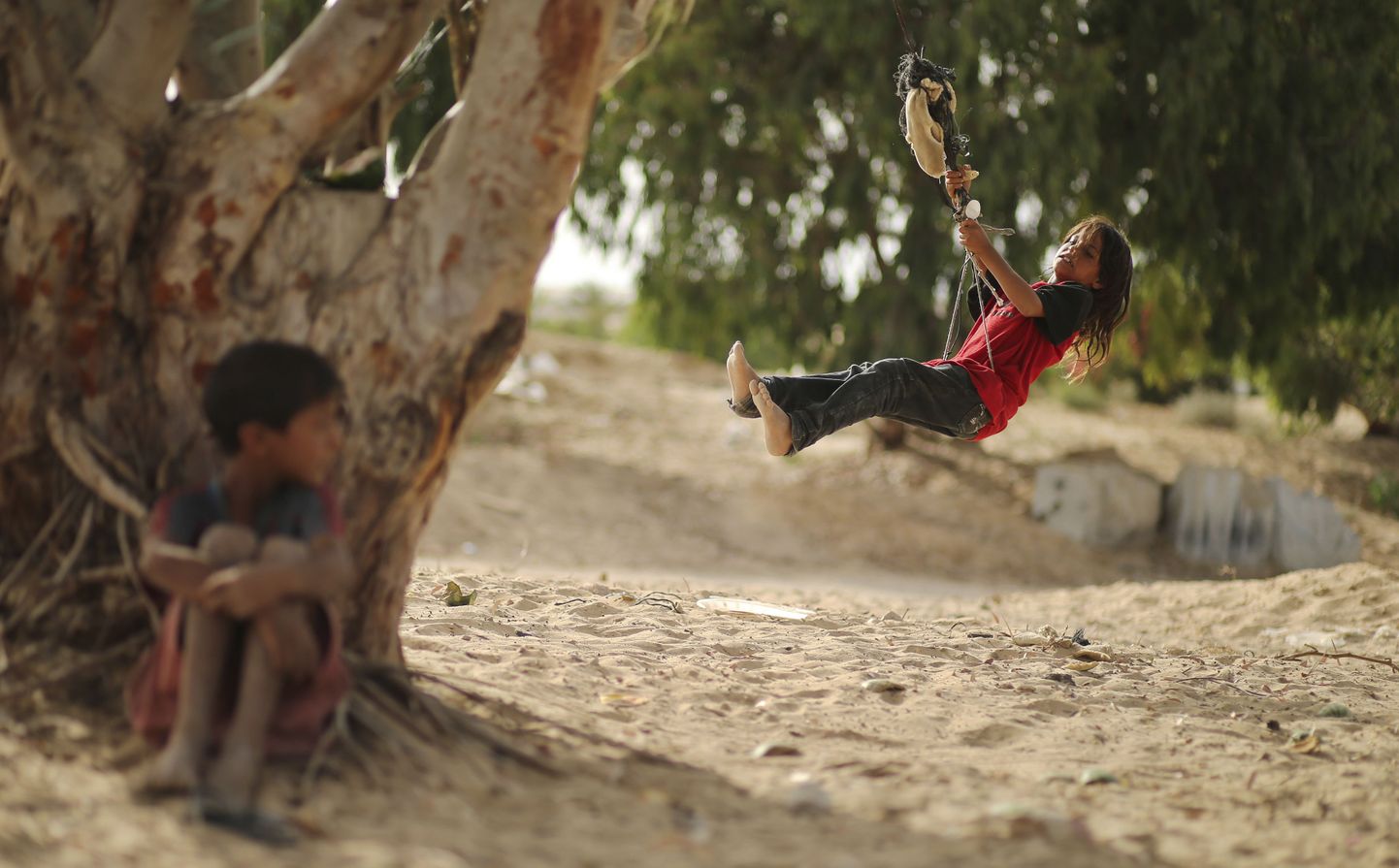 Palestiina tüdruk kiikumas endises Iisraeli asunduses Gaza sektoris.