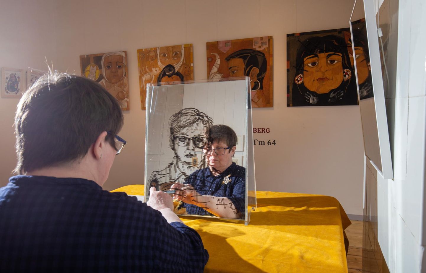 Kunstnik Mare Hunt joonistab vastselt Kondase keskusesse saabunud joonistamisalusele autoportree.