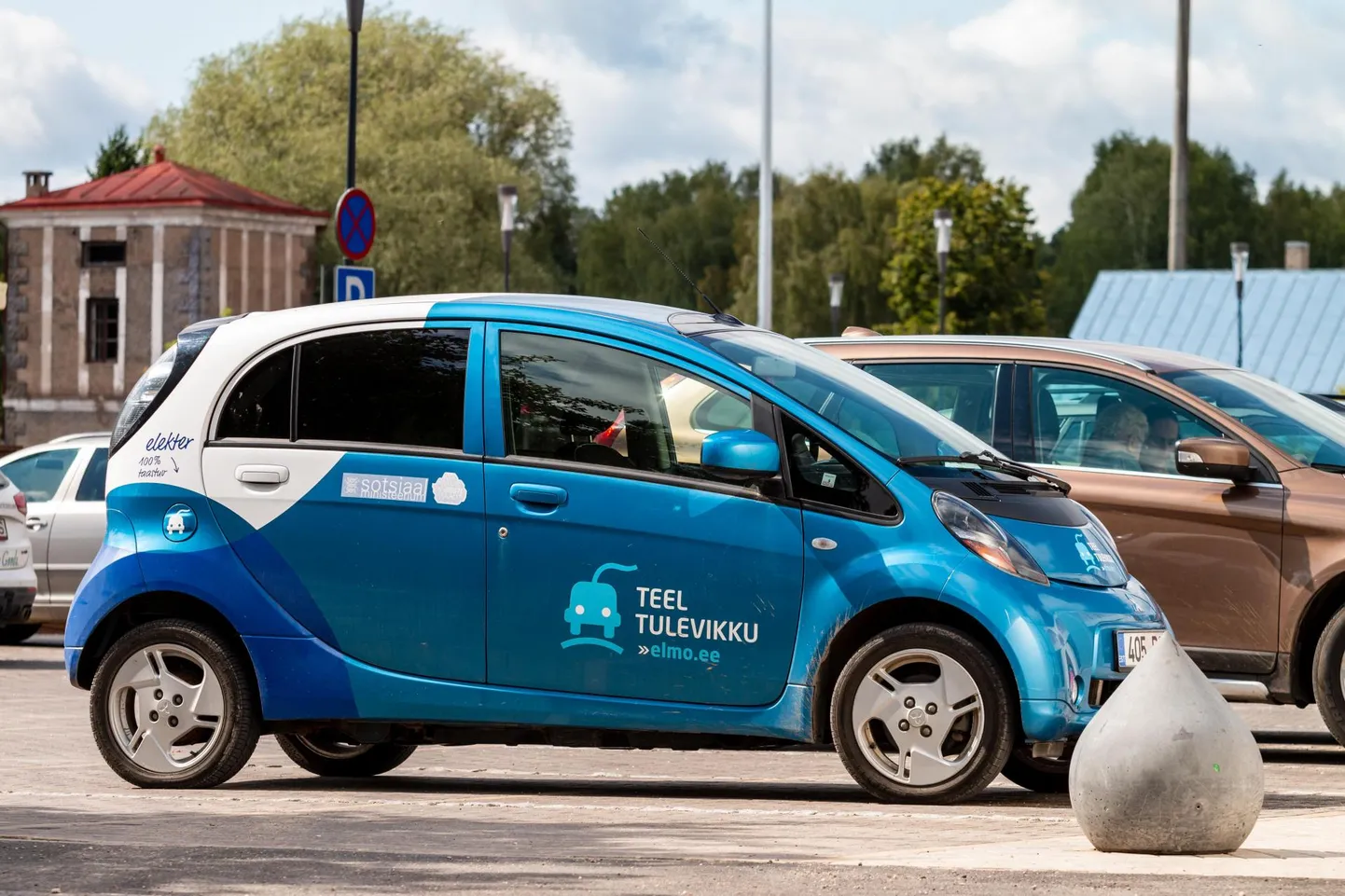Pisut enam kui 500 elektriautot jõudsid Eesti linnade ja valdade sotsiaaltöötajateni 2012. aastal. Nüüdseks on need amortiseerunud ega sobi enam selle töö tegemiseks.