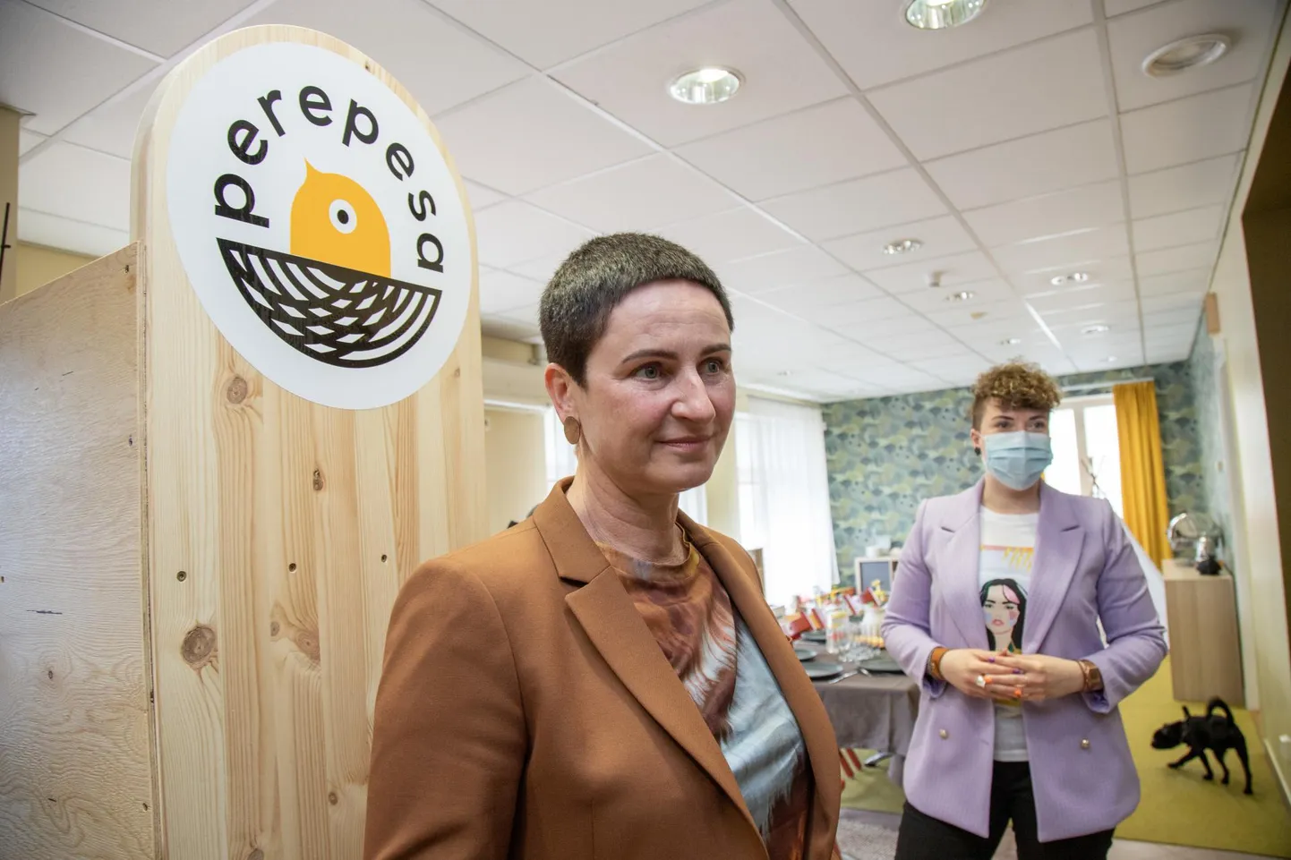 Sotsiaalkaitseminister Signe Riisalo kiitis Tallinna tänava ääres kunagises apteegimajas tegutseva Perepesa tegemisi. Taamal on Perepesa juhataja Eliise Vainurm.