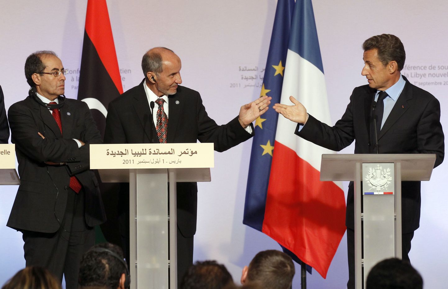 Prantsusmaa president Nicolas Sarkozy paremal), Liibüa rahvusliku üleminekunõukogu esimees Mustafa Abdel Jalil (keskel) ja Liibüa rahvusliku üleminekunõukogu juht Mahmoud Jibril(vasakul)eilsel Pariisi konverentsil.