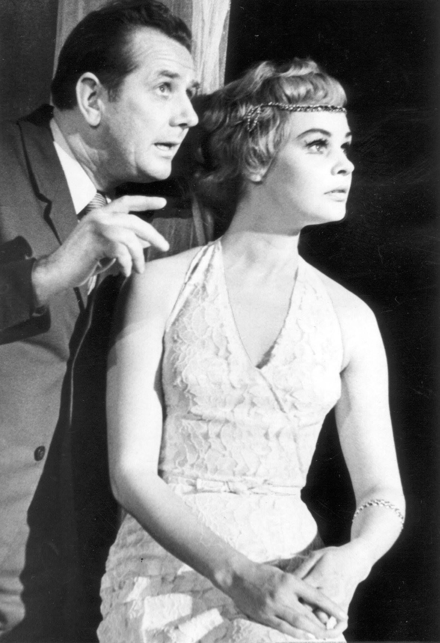 Helgi Annast koos  Eldor Valteriga 1972. aastal esietendunud lavastuses "Nimetu täht".