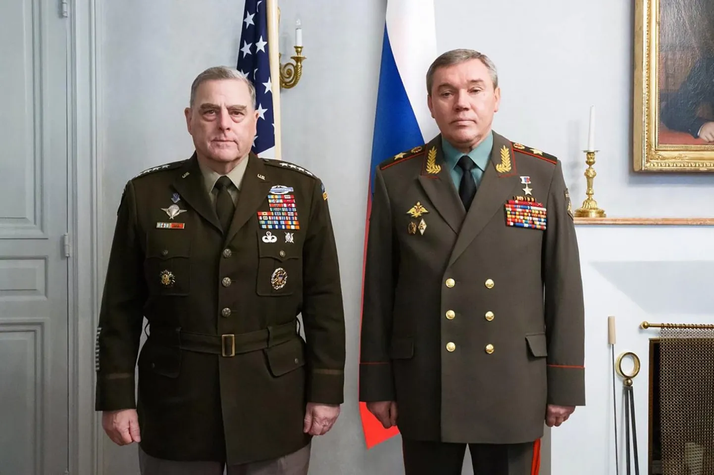 Mark Milley (vsakaul) ja Valeri Gerassimov (paremal) enne Helsingis peetud kõnelusi.