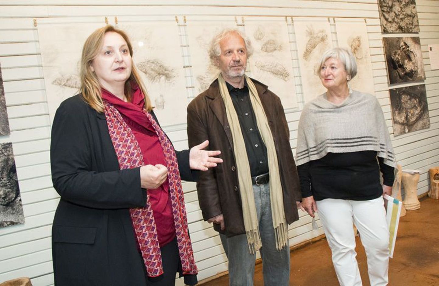 Austria suursaadik Renate Gobler koos kunstnik Peter Riegeri ja tema kaasa Reginaga näituse avamisel.