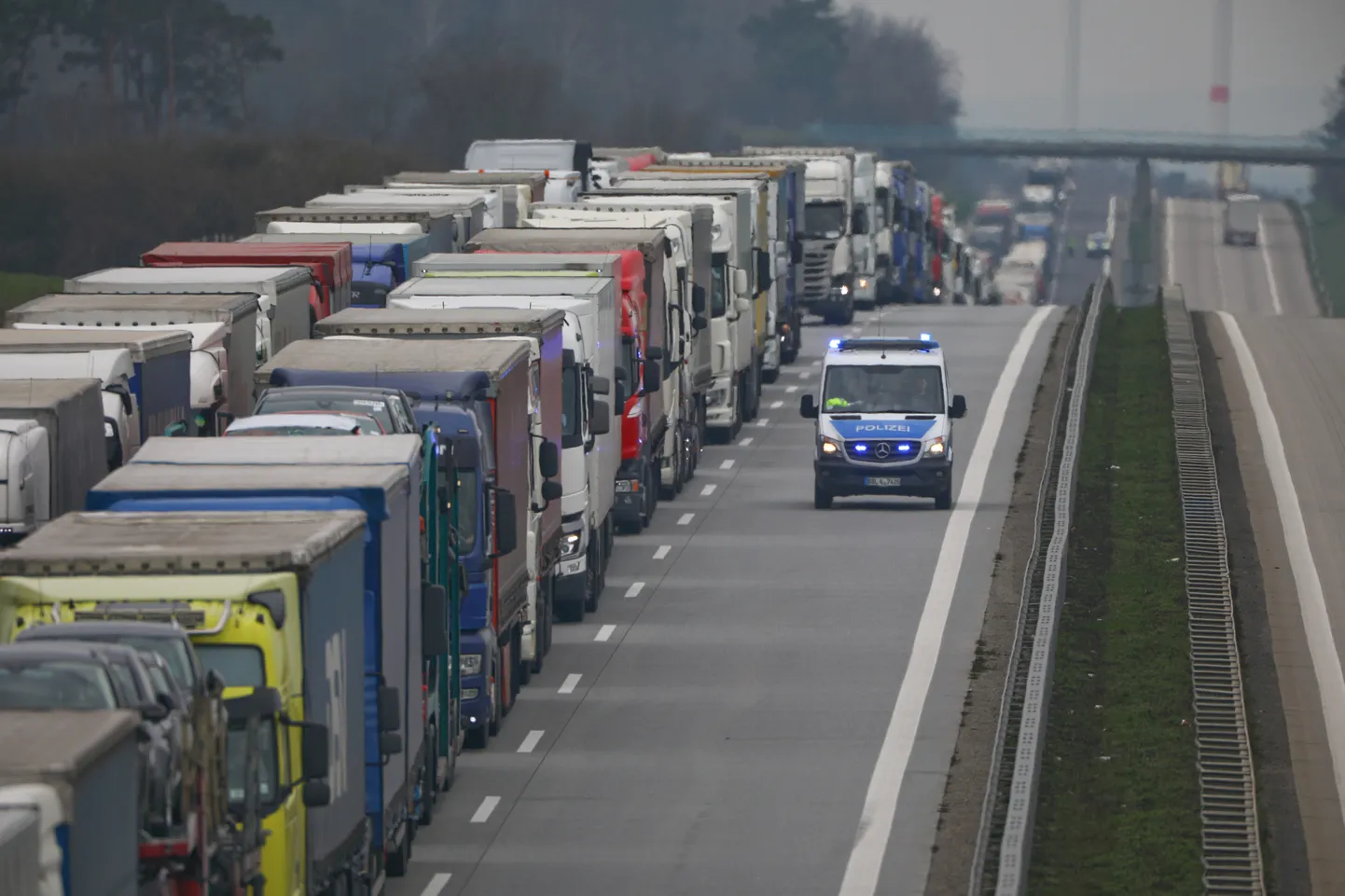 Slēgto robežu dēļ izveidojies pamatīgs sastrēgums uz Polijas un Vācijas robežas