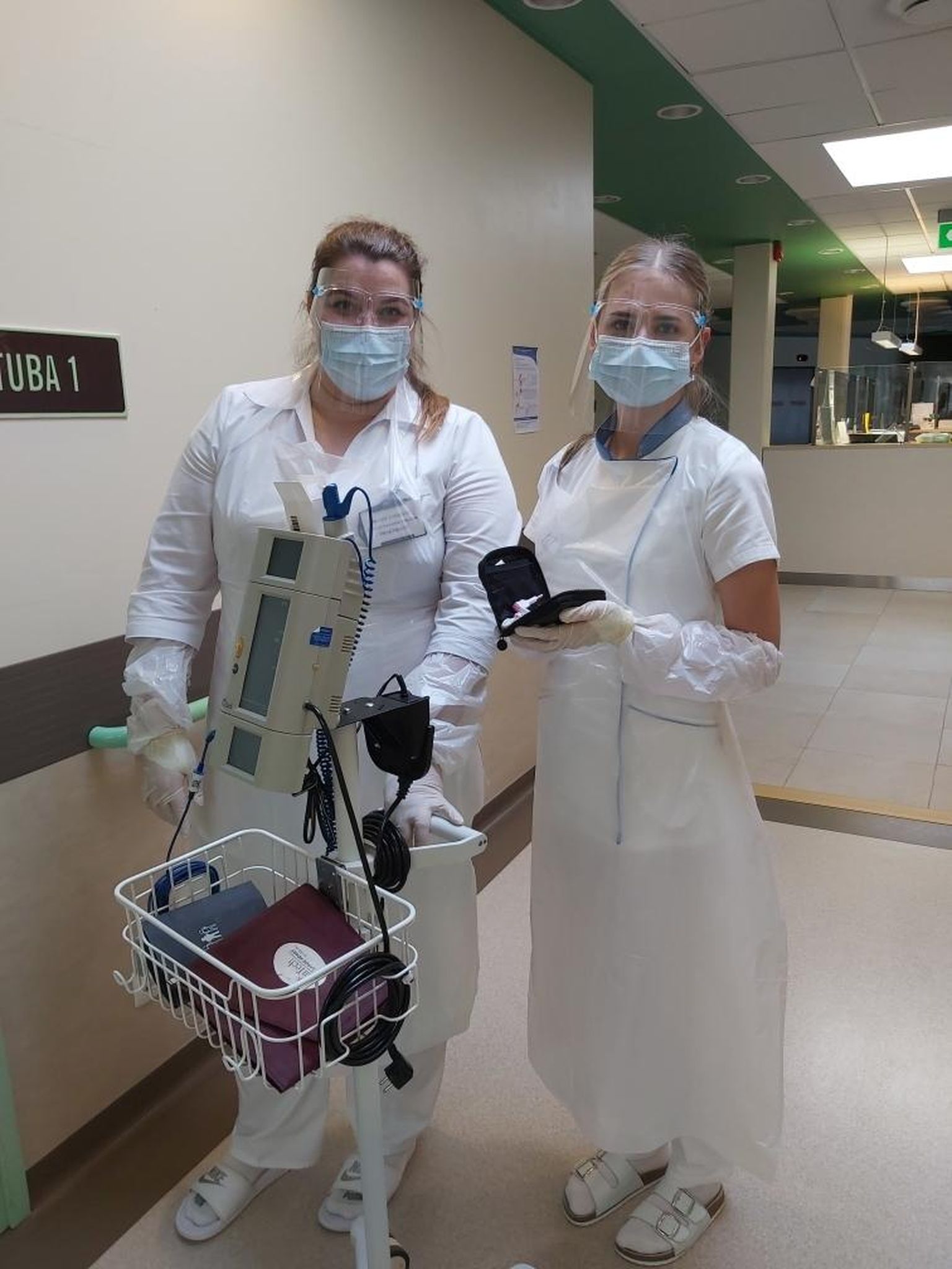 Praktikandid Maire Undrits (vasakul) ja Britt Päädam aitavad haiglas teha nii palju tarvilikke õendustoiminguid, kui neil on vähegi võimalik.