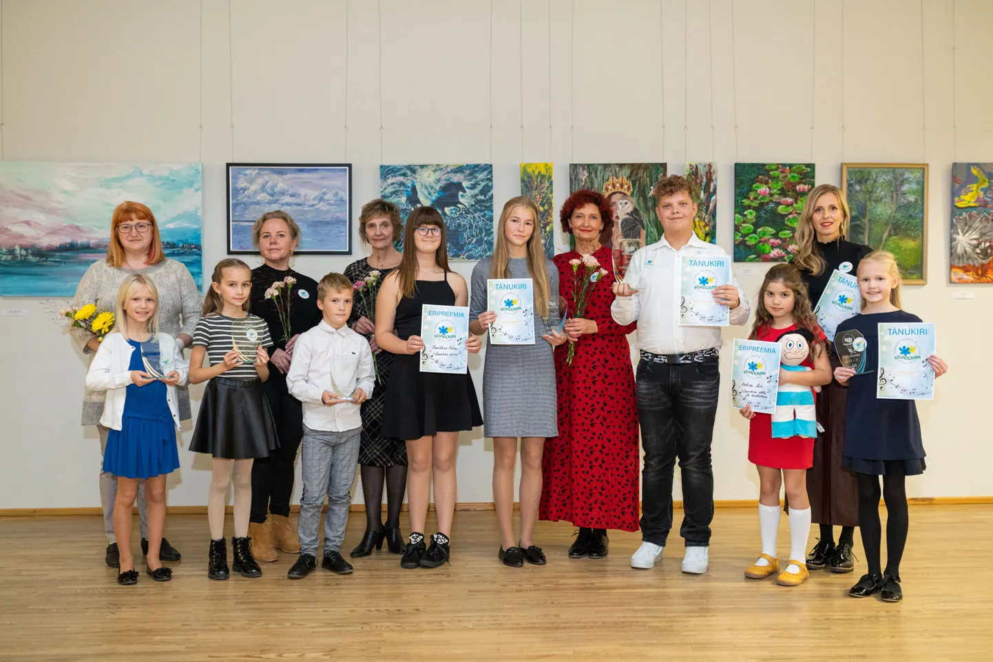 Vanuserühmades 8–10 ja 11–13 osales kokku 26 solisti. I reas vasakult paremale: Melissa Rei, Hanna Väli, Rasmus Lõhmus, Karoliine Vaher, Marili Paimre, Geito Jermolov, Melissa Kivi, Marta Aus. II reas juhendajad vasakult paremale: Anne Kann, Pilvi Karu, Imbi Kolk, Laine Lehto, Kairit Sepp.