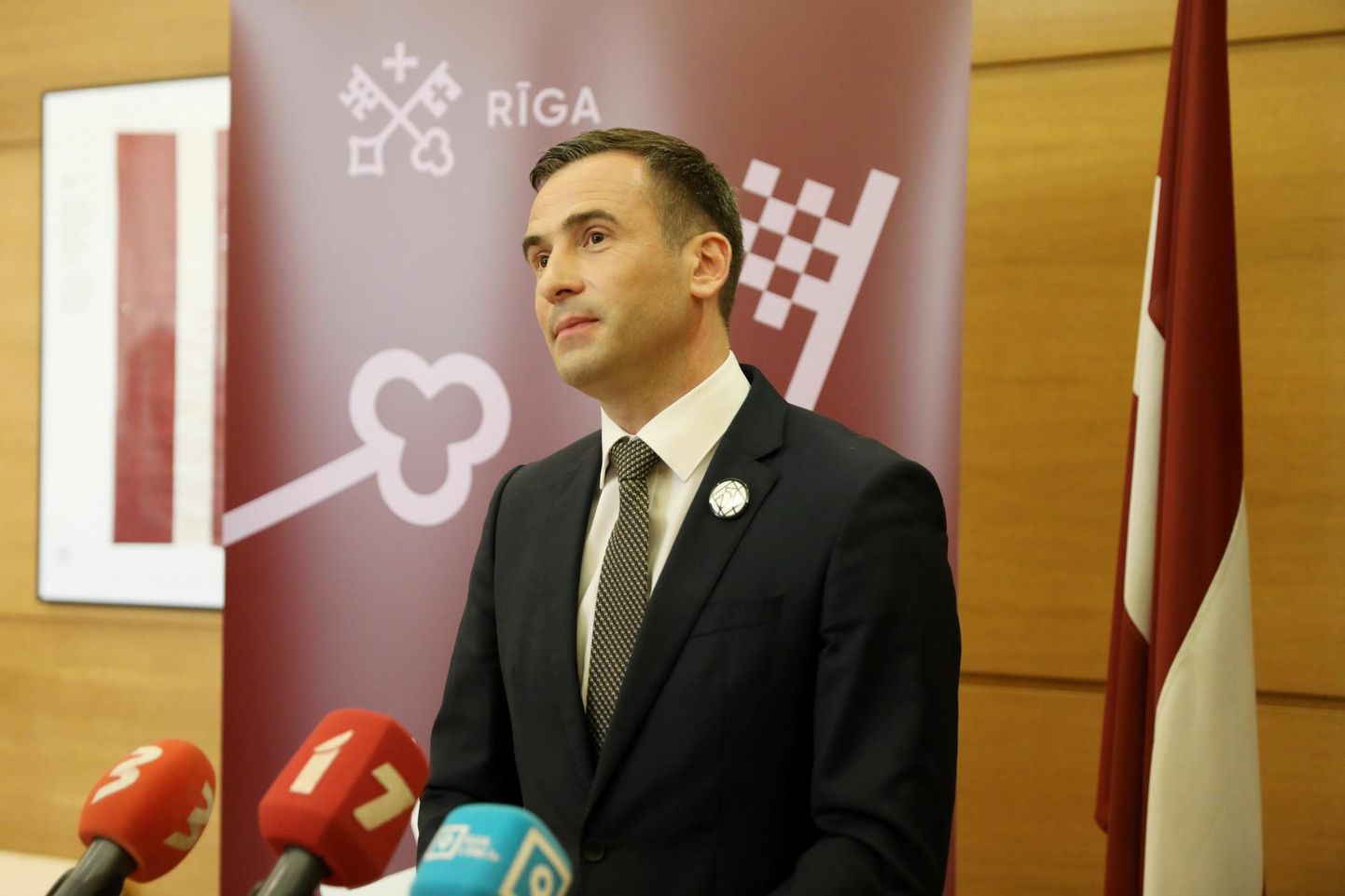 Riia linnapea Mārtiņš Staķis teatas eilsel pressikonverentsil tagasiastumisest. 