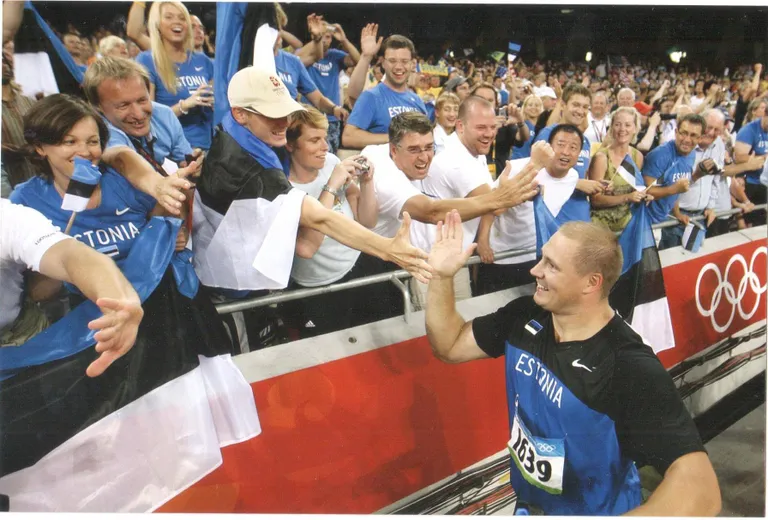 Jaanus Kriisk koos perega Gerd Kanterit õnnitlemas. Foto:
