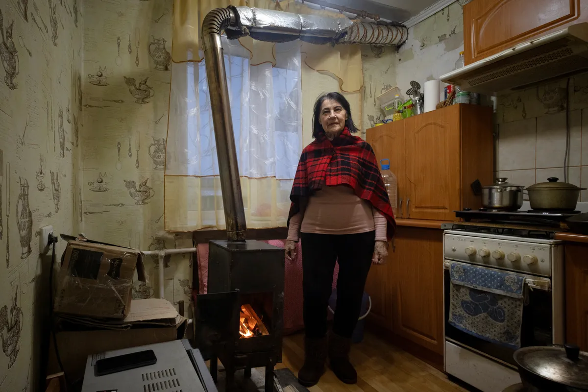 Украинская пенсионерка спасается от холода в квартире при помощи буржуйки (иллюстративное фото).