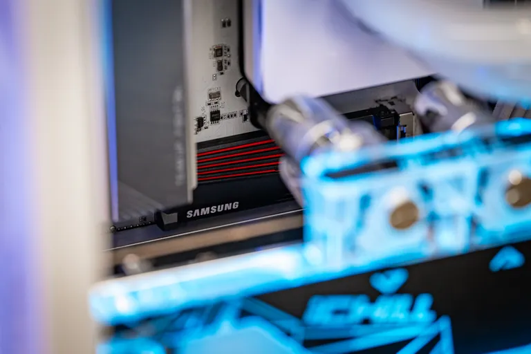 Samsung 990 Pro andmekandja on saadaval nii radikaga kui selleta