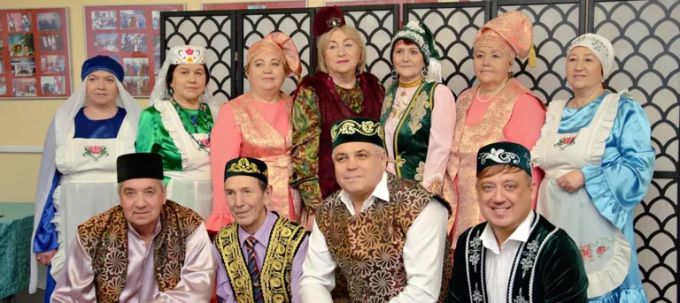 Праздники татары отмечают в шикарных национальных костюмах.
