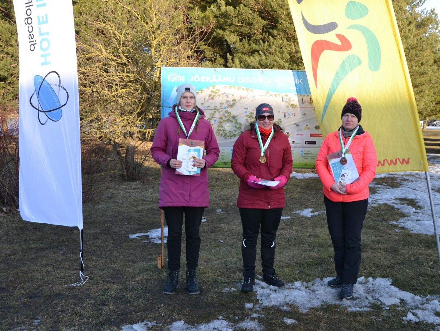 Naiste hulgas võitis Pärnumaa talvised meistrivõistlused Johanna Lepp (keskel), kes edestas Marie Kielast (vasakul) ja Kaja Rebast.