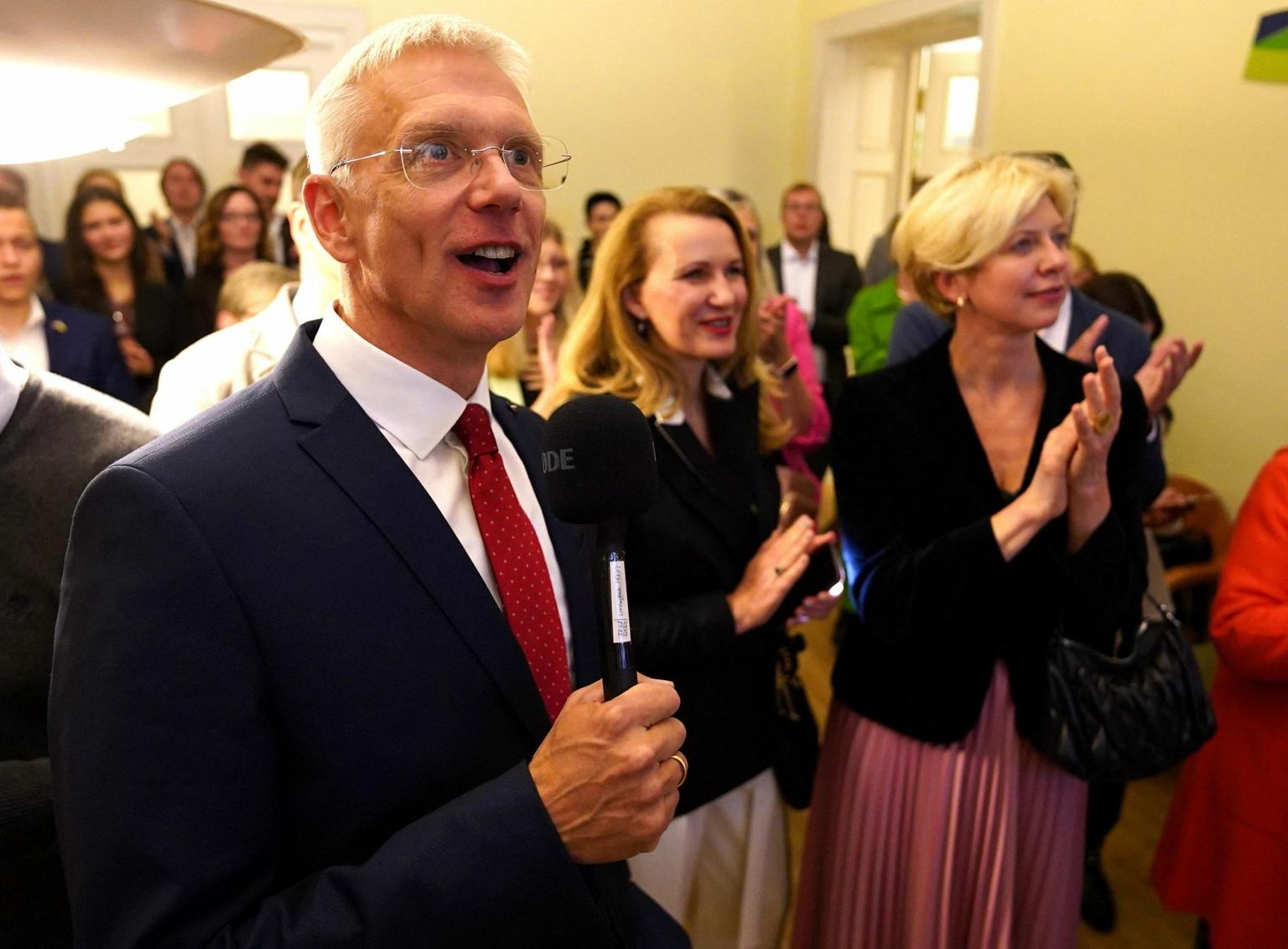 Läti valimised võitnud erakonna Uus Ühtsus liider Krišjānis Karinš üleeile õhtul partei valimispeol rõõmustamas. Ilmselt alustab ta juba homme kõnelusi uue valitsuse moodustamiseks. 