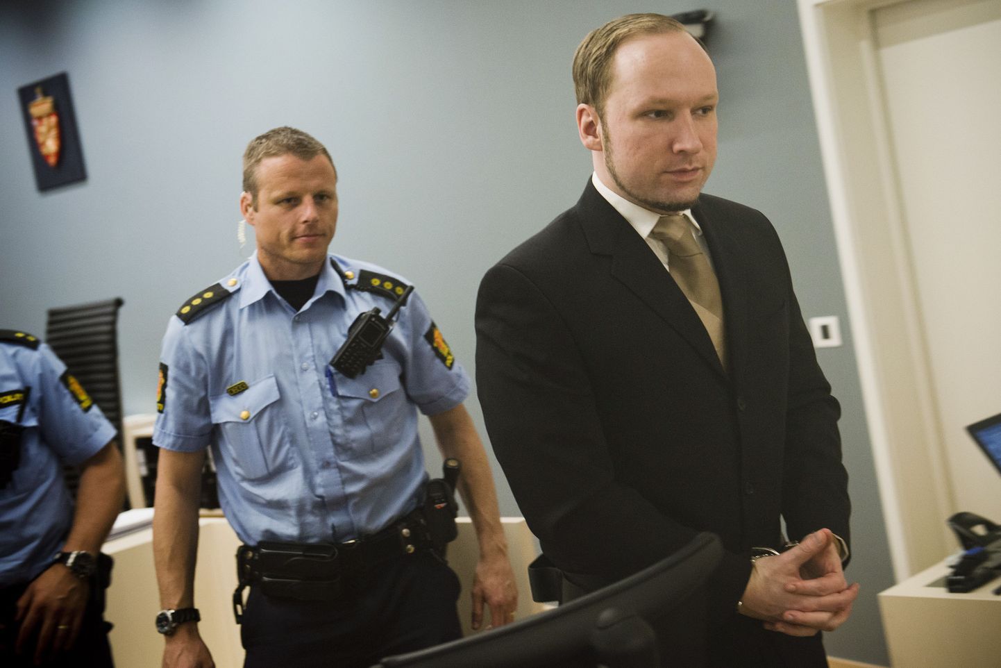 Anders Behring Breivik (paremal) 25. mail Oslo kohtus.