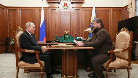 «Глава Чечни создал серьезную проблему Путину»: российские власти отказываются комментировать видео, где сын Кадырова избивает человека