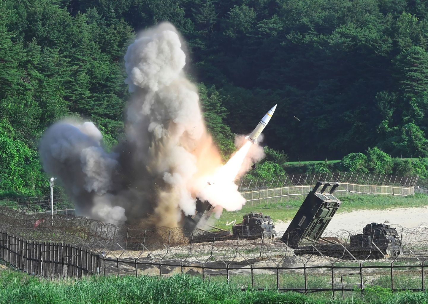 USA ja Lõuna-Korea ühine raketiõppus 5. juulil pärast Põhja-Korea esimest mandritevahelise ballistilise raketi katsetust.