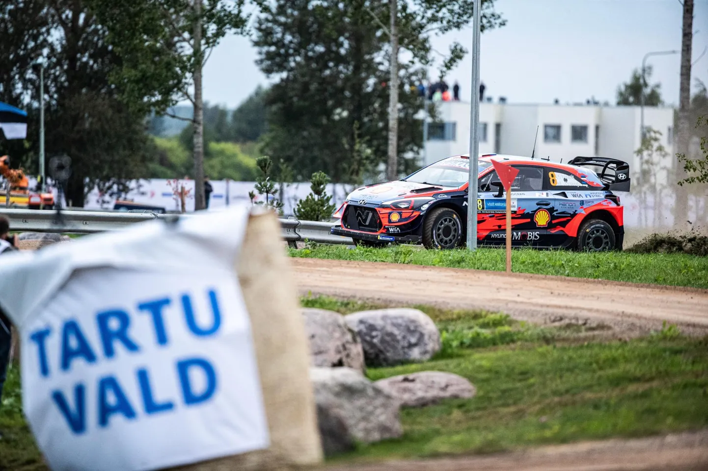 Ralli esimest kiiruskatset ehtisid Tartu valla kirjadega rajatähised. Ühele neist sai Ott Tänak ka katse ajal autoga pihta.