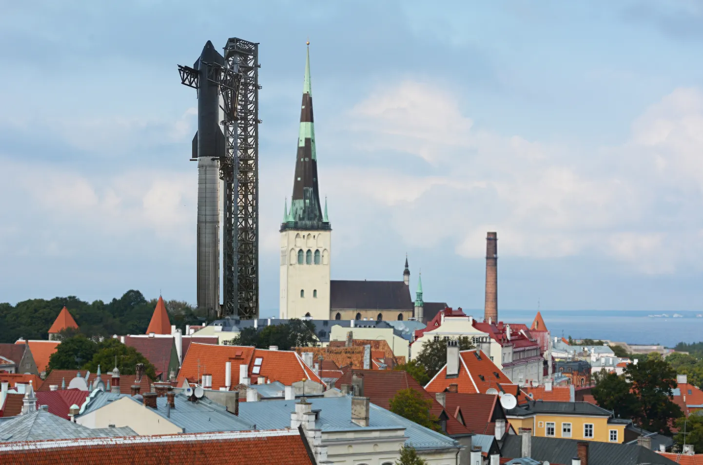 Vaid mõne meetri jagu Oleviste kirikutornist madalam Starshipi rakett teeb täna esimese kosmoselennu.