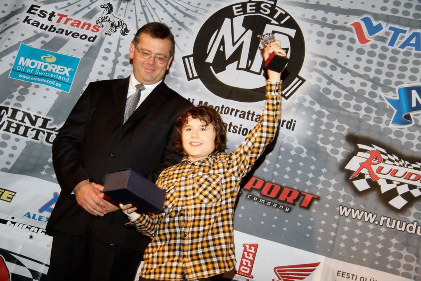 Parim noor motokrossis Tamur Talviku ja Eesti Mootorrattaspordi Föderatsiooni  president Mati Heinsar motospordi hooaja lõpupeol.