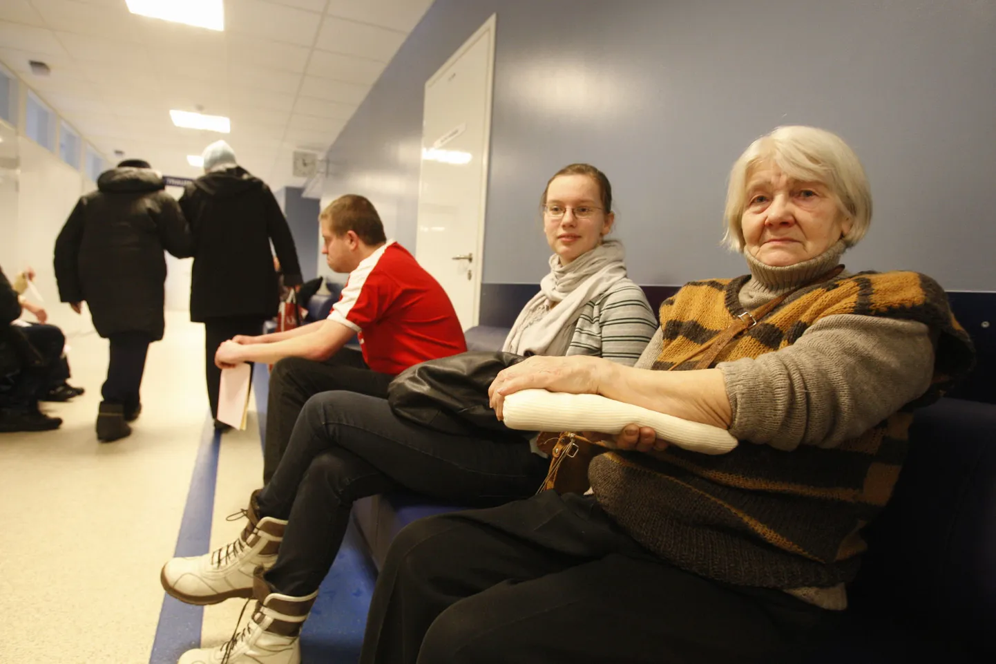Hommikune vihm muutis Tartu tänavad liuväljadeks (pildil libedaga kukkunud 76-aastane Ljudmila Ivanainen ja gümnasist Vilja Nigu Maarjamõisa haigla erakorralise meditsiini osakonnas).