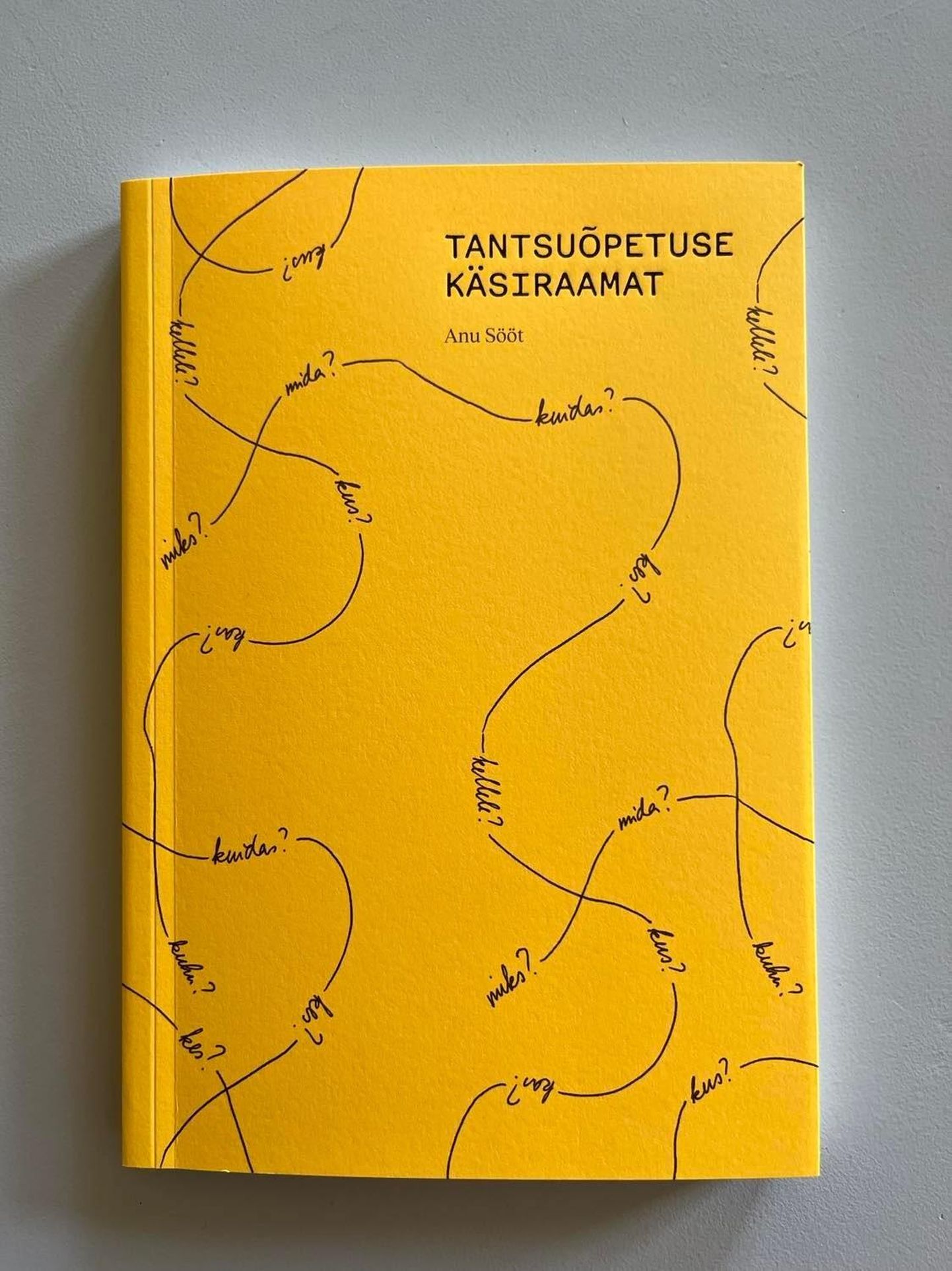 "Tantsuõpetuse käsiraamatu" andis välja Viljandi kultuuriakadeemia.