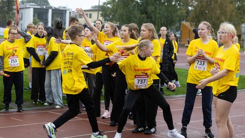 GALERII ⟩ Ligi 800 koolinoort jooksis heategevuslikult Mesikäpa Teatejooksul