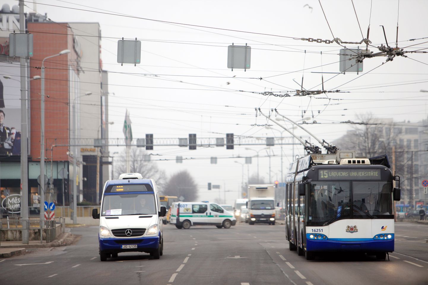 Троллейбус Rīgas Satiksme и микроавтобус на улицах Риги