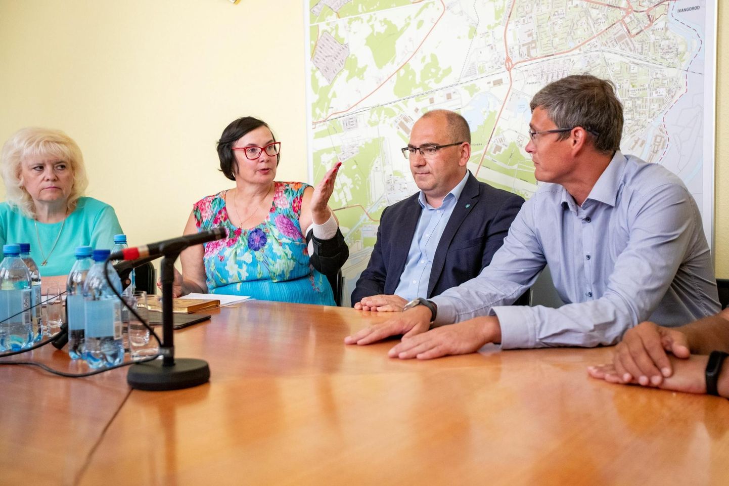 Kui mingil hetkel said linnapea Katri Raik (vasakult teine) ja volikogu liige Aleksei Jevgrafov (neljas) istuda ühise laua taha, siis praeguseks see Jevgrafovile enam ei sobi.