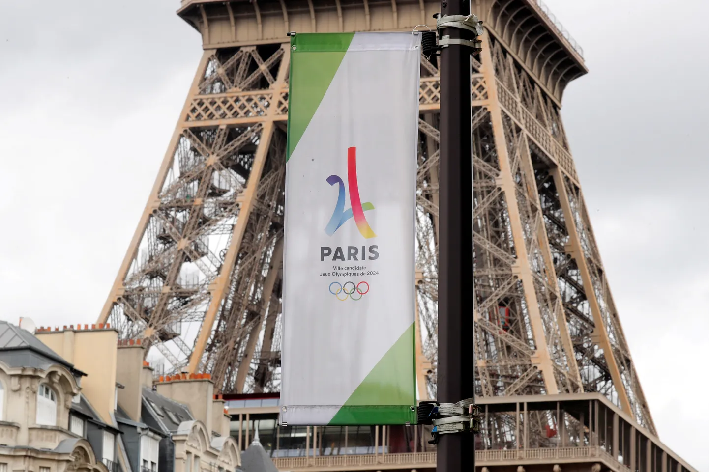 Логотип Олимпийских игр 2024 на Эйфелевой башне.