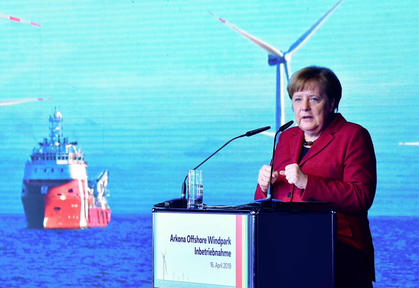 Ангела Меркель на открытии.